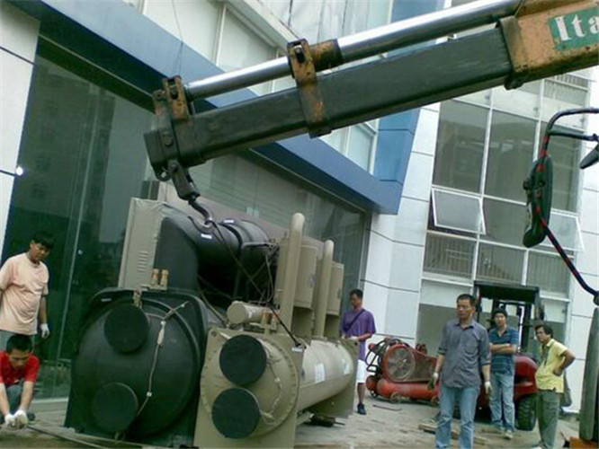 西岗区随车吊和汽车吊的核心区别是什么？哪种更省钱？